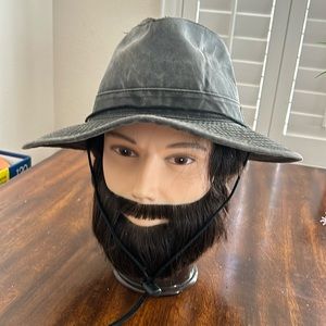 Signature men’s cotton outback hat with chin cord.